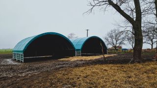 📢 Přístřešky bez stavebního povolení! 🐎🐄Minulý týden jsme úspěšně instalovali 2 mobilní přístřešky o rozměrech 8x8 m...